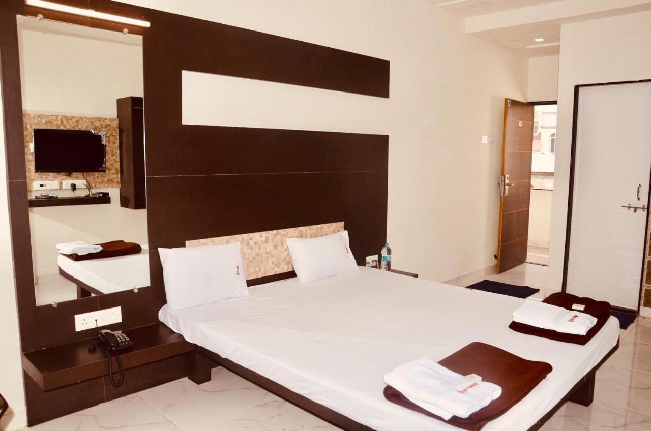 Hotel Mangalam Kurandvad Buitenkant foto
