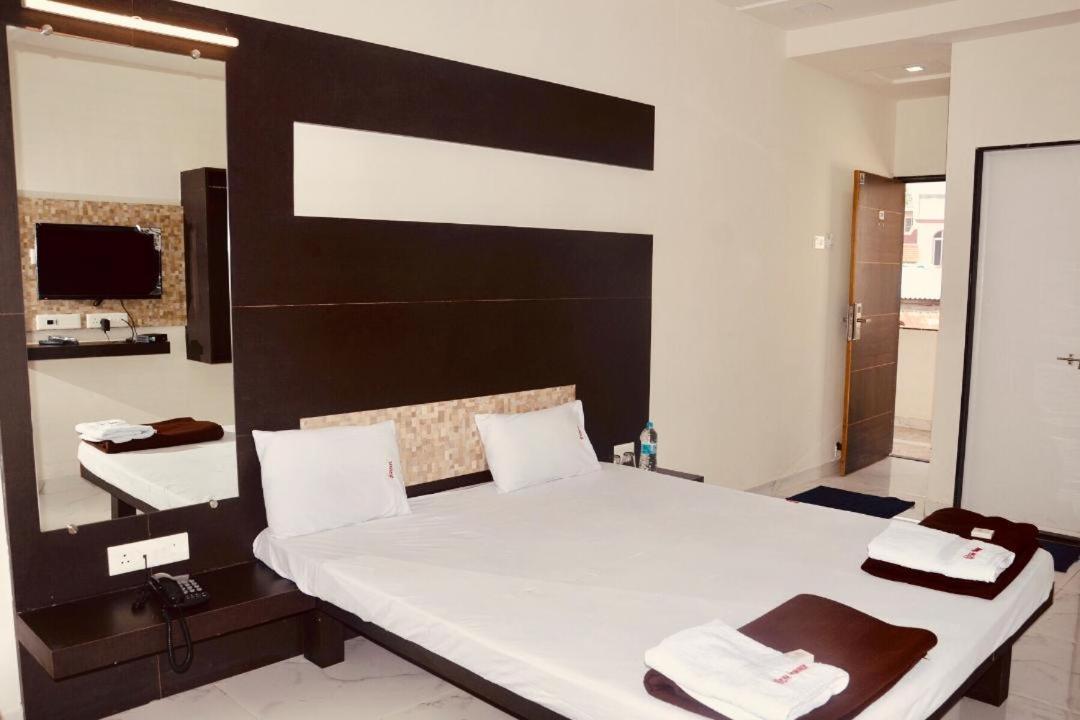 Hotel Mangalam Kurandvad Buitenkant foto