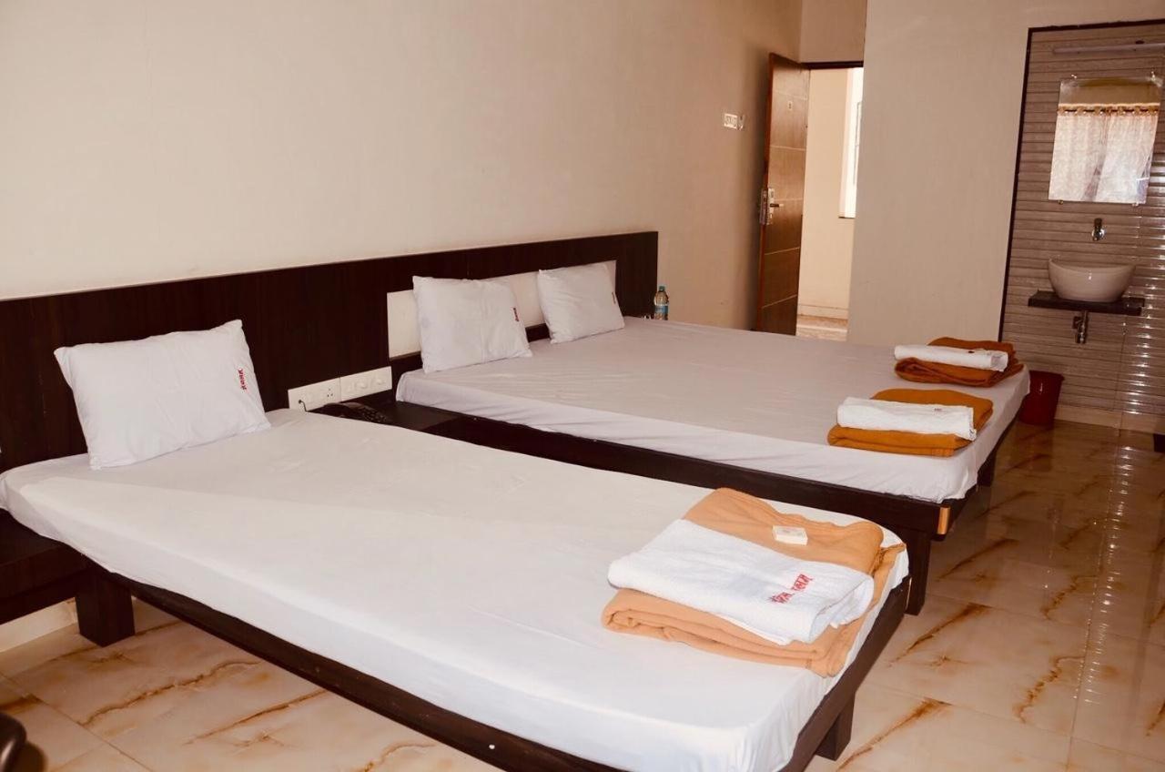 Hotel Mangalam Kurandvad Buitenkant foto
