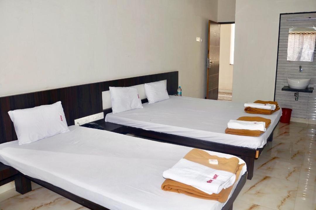 Hotel Mangalam Kurandvad Buitenkant foto