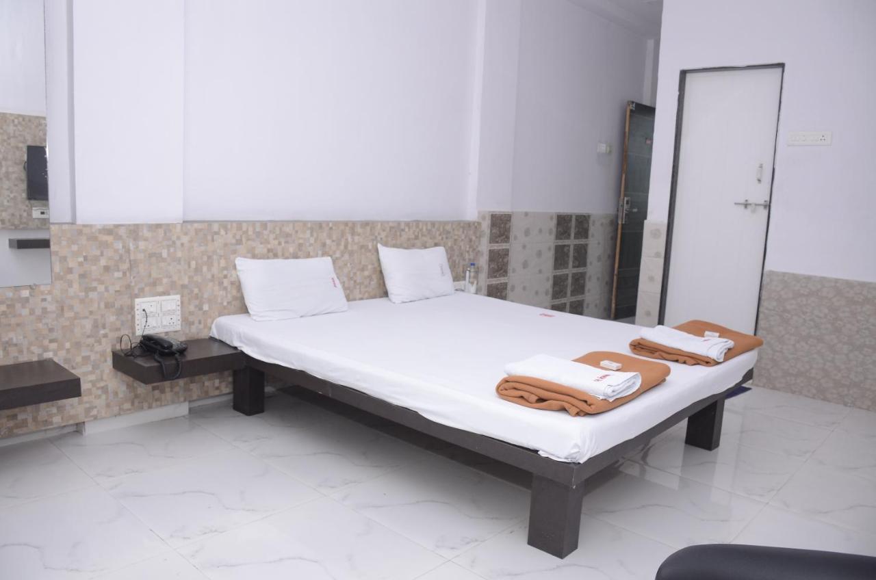 Hotel Mangalam Kurandvad Buitenkant foto