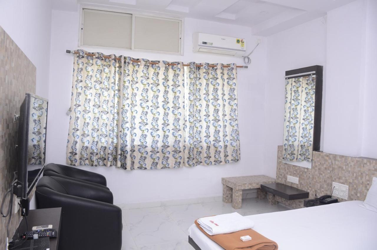 Hotel Mangalam Kurandvad Buitenkant foto