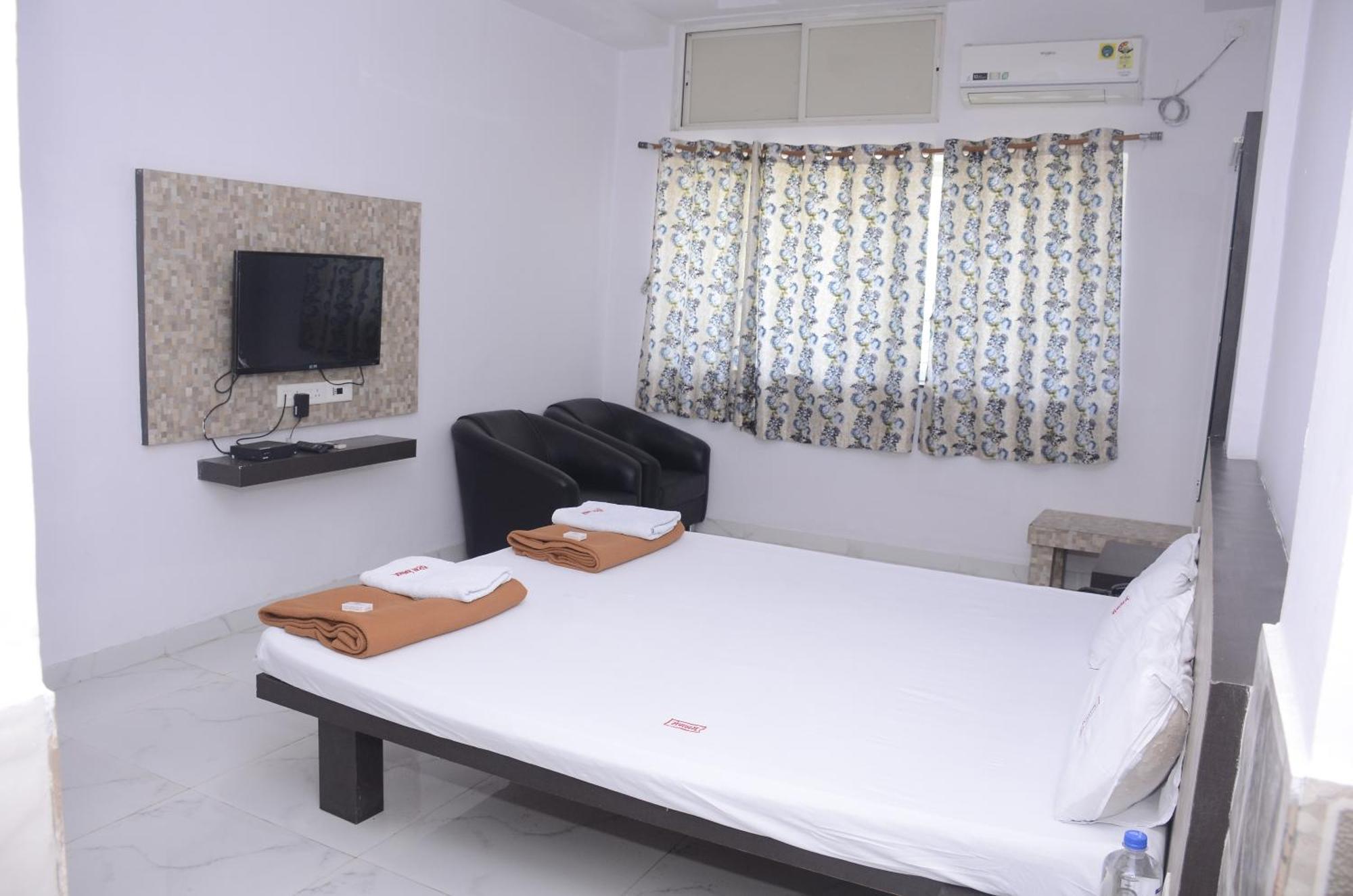Hotel Mangalam Kurandvad Buitenkant foto