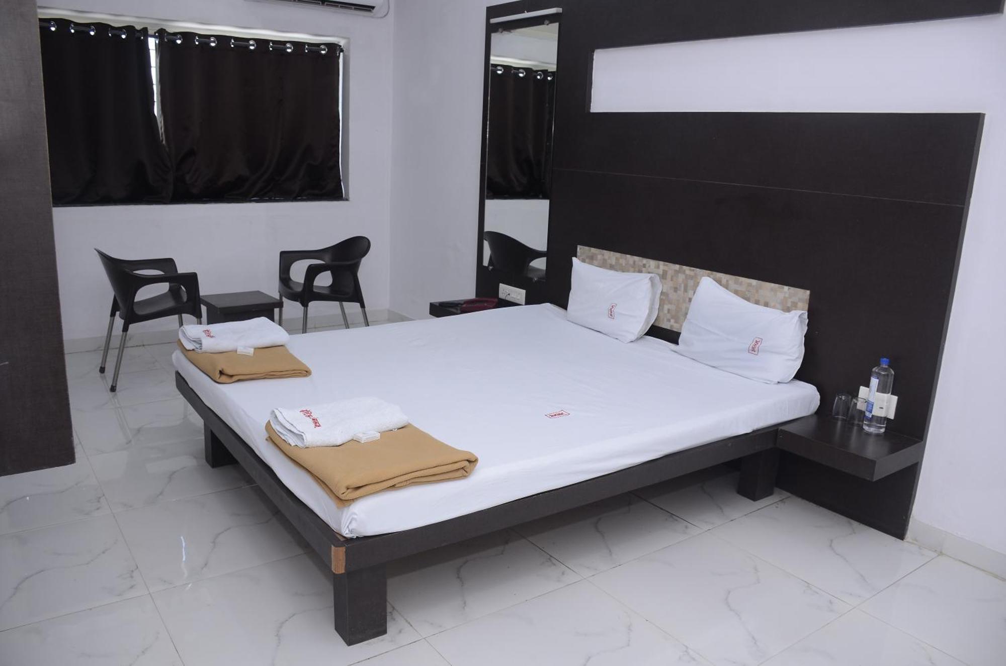 Hotel Mangalam Kurandvad Buitenkant foto