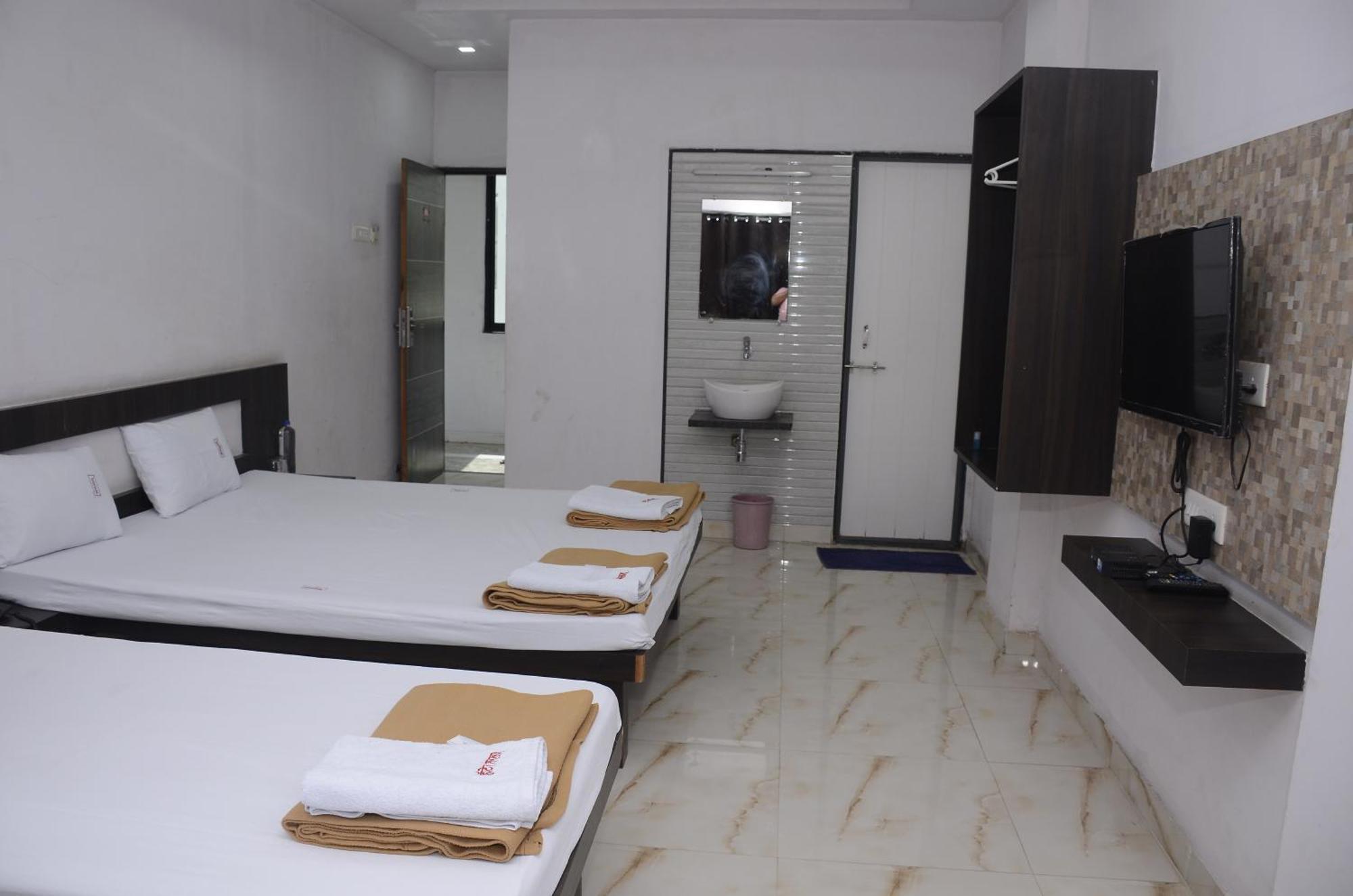 Hotel Mangalam Kurandvad Buitenkant foto